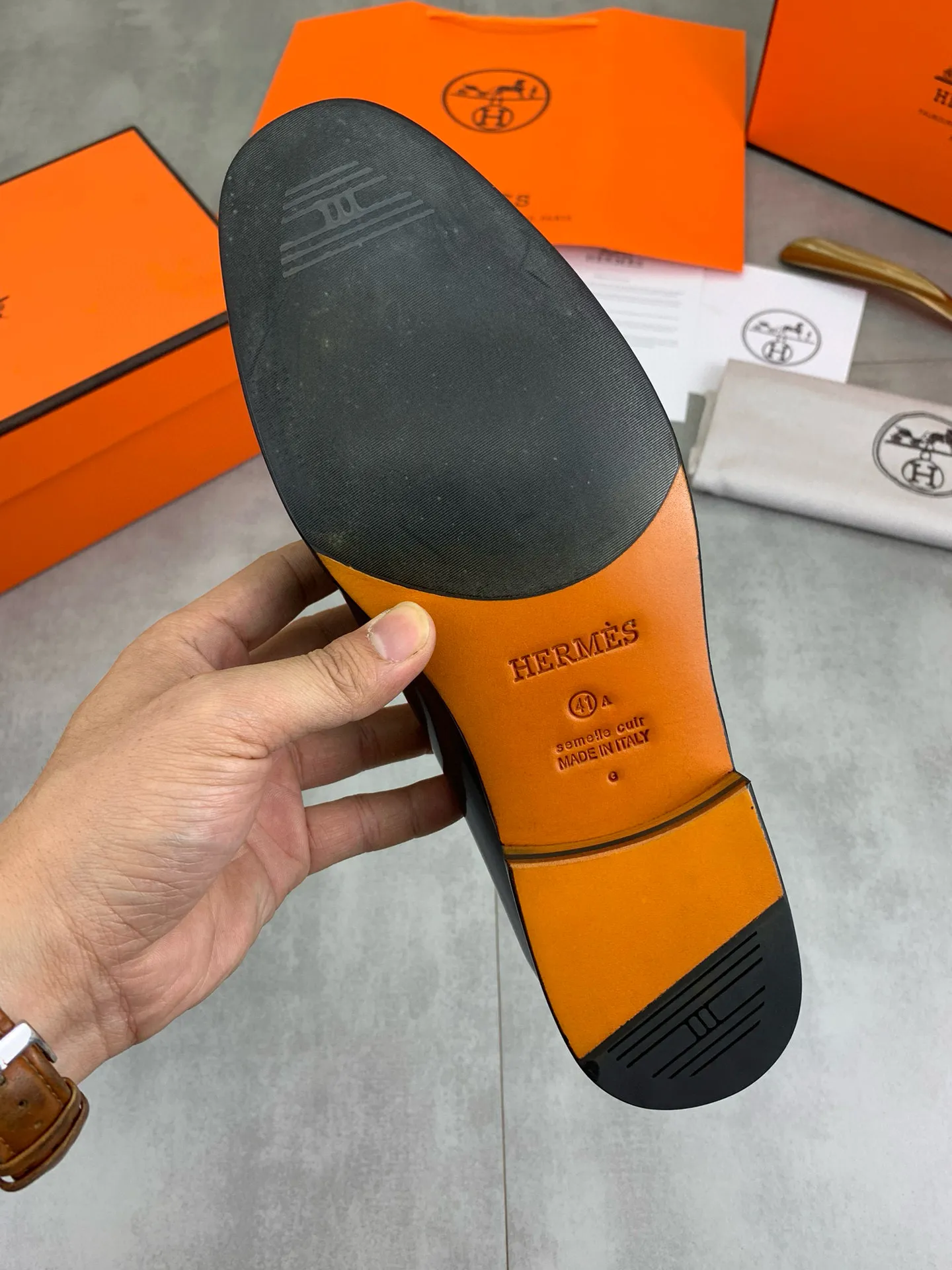Factory price P960 💰Top version 💎💎💎 Original leather outsole Brand: Hermès (Hermès) Standard code: Men's size 39-44 (38, 45 can be customized) Grade: Same as the official website Original quality materials: Original soft calfskin Water-dyed cowhide lining Original Italian leather outsole Style categories: Men's fashion Formal casual leather shoes Slip-on men's shoes series Young fashion European and American trends, British style, colors: multiple options, counter packaging